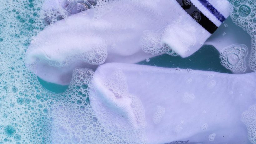 Washing underwear in a washing machine Pour 3 tablespoons into the drum between dirty socks. After washing they will be white as snow. This safe bleach is available at Rossmann for PLN 10. Bleaching socks