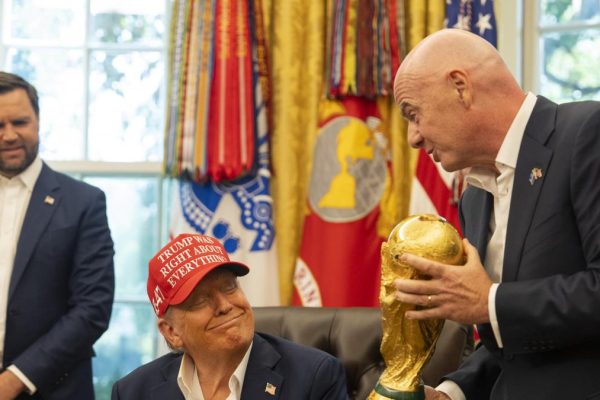 A political scientist and former soccer player charges against Trump's World Cup: "He has used sport for his political benefit more than any recent president"