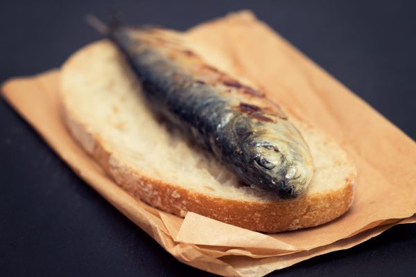 Sardines on bread are featured in Santos Populares: find out how much they cost this year