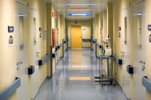 Corredor de hospital.