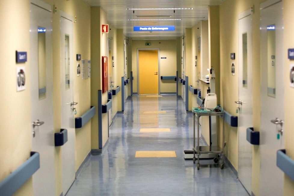 Corredor de hospital.
