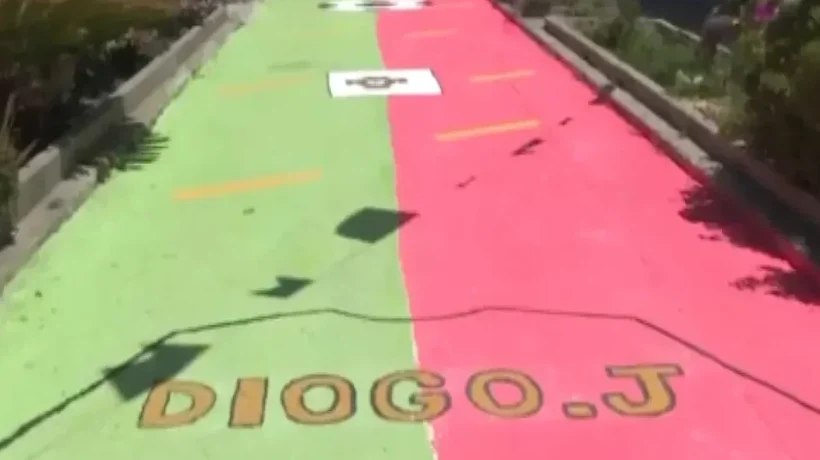 Rua pintada com as cores da bandeira de Portugal em Sines.