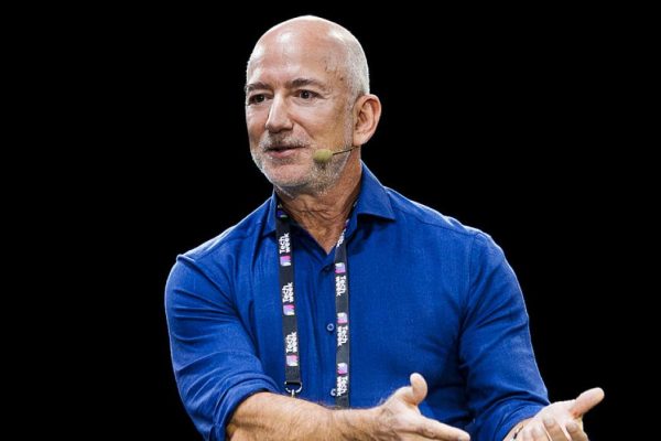 Jeff Bezos (Amazon) compares AI to a knife: "You don't want to accidentally ban it because it can be misused"