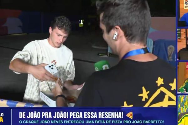 João Neves offers pizza to a Brazilian reporter who hadn't eaten for several hours