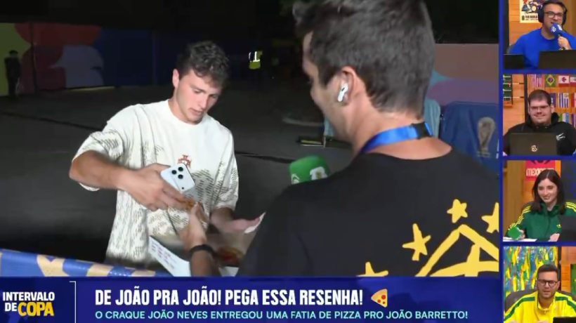 João Neves offers pizza to a Brazilian reporter who hadn't eaten for several hours