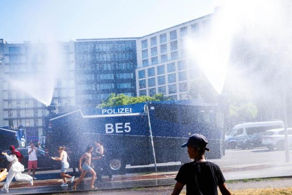 Water cannons against the heat, not against protesters: Berlin changes the rules and takes the anti-riot vehicles onto the streets to cool down its neighbors in the midst of a wave of 41ºC