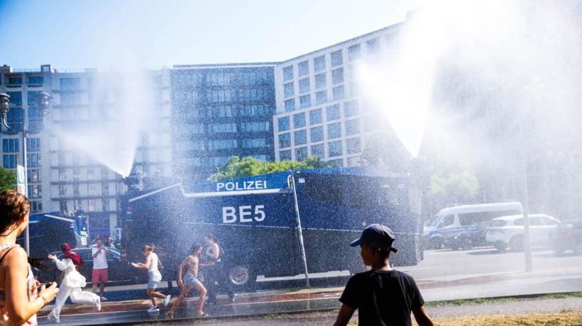 Water cannons against the heat, not against protesters: Berlin changes the rules and takes the anti-riot vehicles onto the streets to cool down its neighbors in the midst of a wave of 41ºC