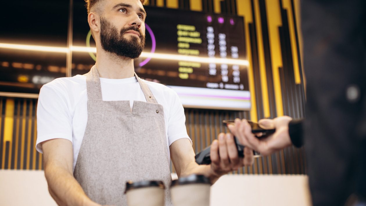 Went to pay with an ATM card and heard “only over 5 euros”? Find out if the law allows you to do this