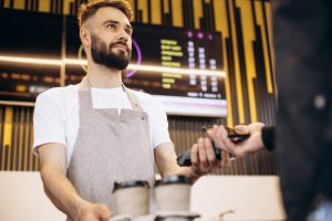Went to pay with an ATM card and heard “only over 5 euros”? Find out if the law allows you to do this