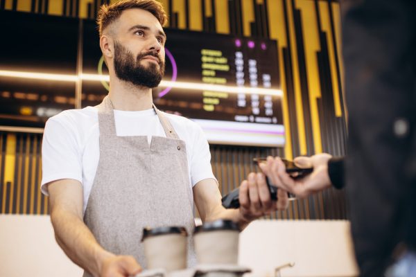 Went to pay with an ATM card and heard “only over 5 euros”? Find out if the law allows you to do this