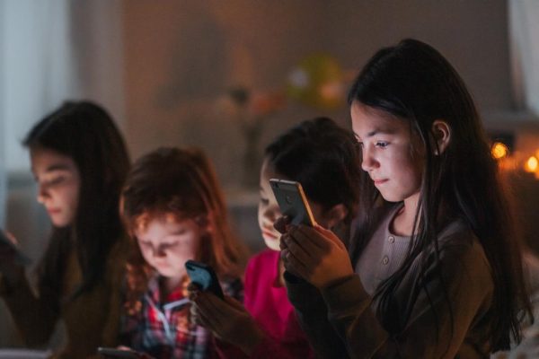 The United Kingdom will ban social networks for those under 16 years of age "to give children back their childhood": "The technology giants failed"