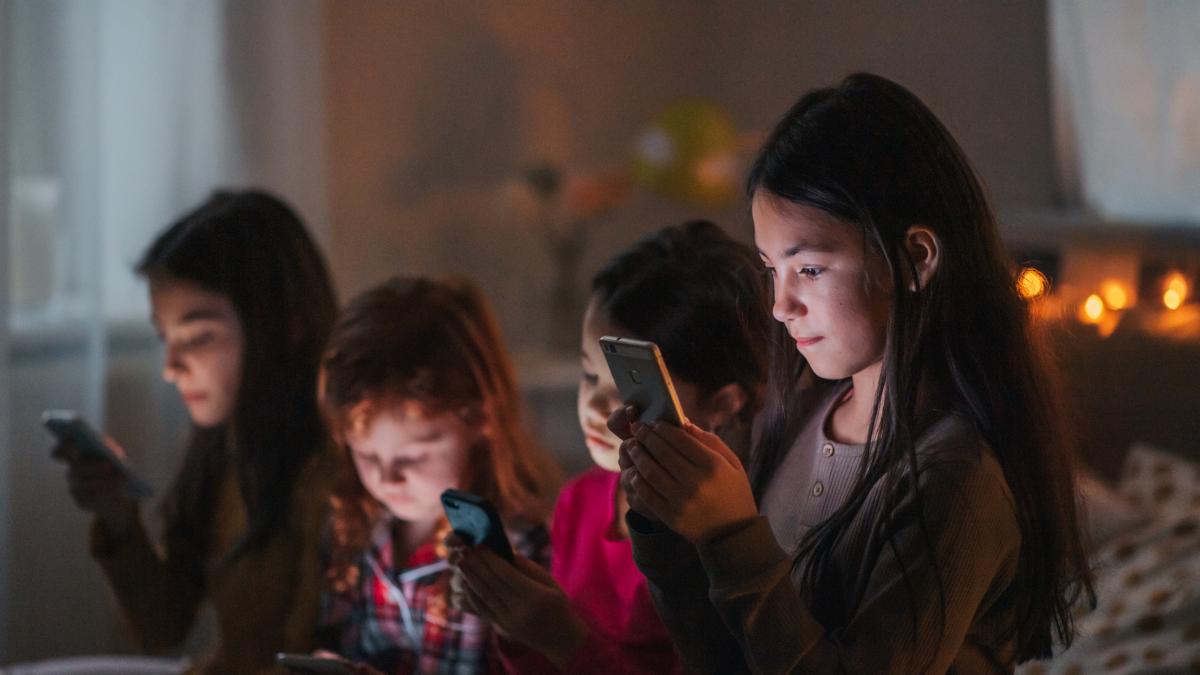 The United Kingdom will ban social networks for those under 16 years of age "to give children back their childhood": "The technology giants failed"