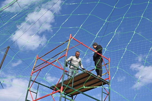822 kilometers of anti-drone nets: Ukraine covers its front roads with recycled fishing nets to stop the most lethal weapon of war