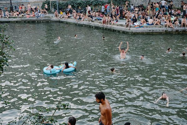 While Europe opts for more air conditioning, Paris cools museums, hospitals and schools with the cold water of the Seine through 120 kilometers of pipes