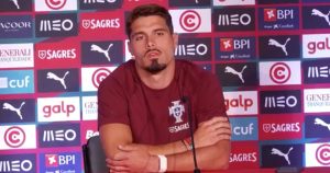 Pedro Neto reacts to the award for “most beautiful of the World Cup” and is not surprised