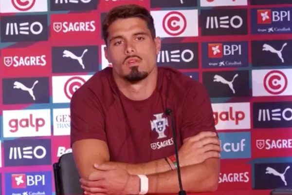 Pedro Neto reacts to the award for “most beautiful of the World Cup” and is not surprised