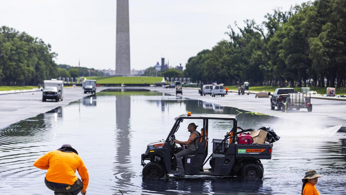 Ten days after its grand premiere, Trump's reflecting pool no longer reflects the water