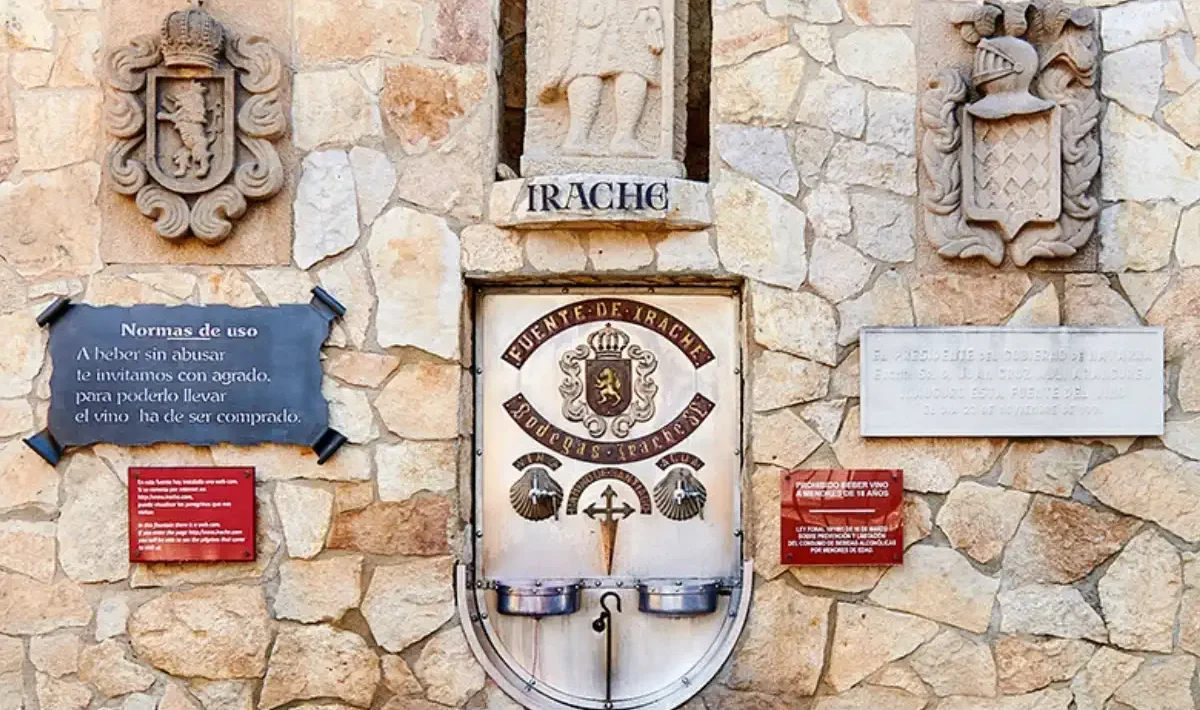 Fonte de vinho de Navarra, Espanha.