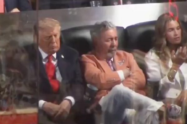 Trump whistled at the NBA Finals... and caught sleeping during the game