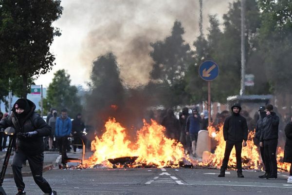 Razzia ultra in Belfast: hate attacks on migrants soar after assassination attempt