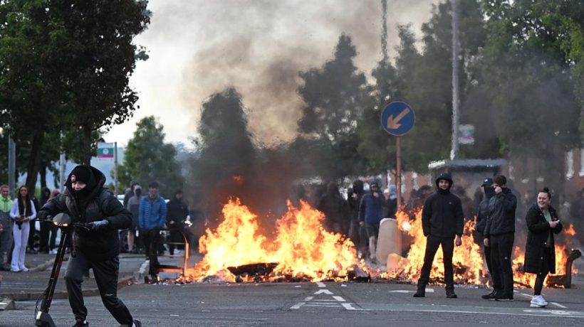 Razzia ultra in Belfast: hate attacks on migrants soar after assassination attempt