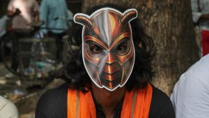 Hundreds of young people dressed as spoons protest in India against leaks of official exams: "It's time to turn this little joke into a revolution"