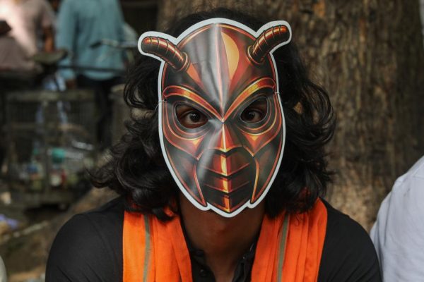 Hundreds of young people dressed as spoons protest in India against leaks of official exams: "It's time to turn this little joke into a revolution"