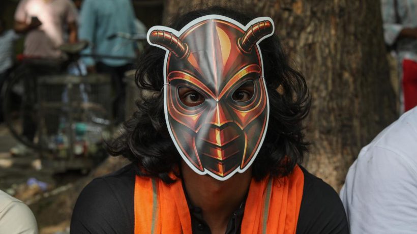 Hundreds of young people dressed as spoons protest in India against leaks of official exams: "It's time to turn this little joke into a revolution"