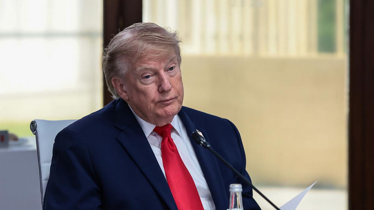 The United States threatens Iran to "end it by military means" after a day of intense mutual attacks