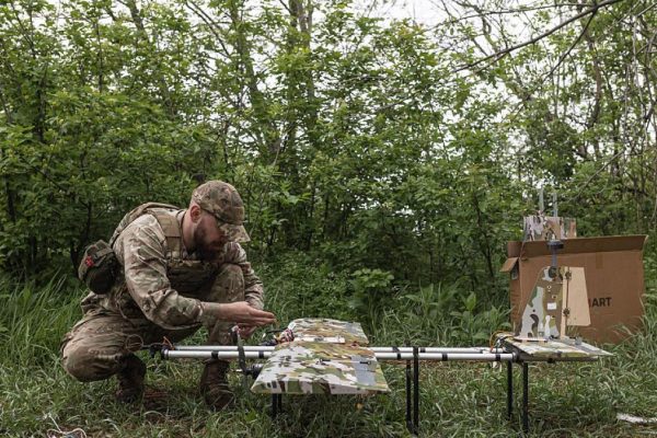 Drones that sleep and wait days for their target: this is the war of patience waged by pilots in Ukraine, where the fastest no longer wins