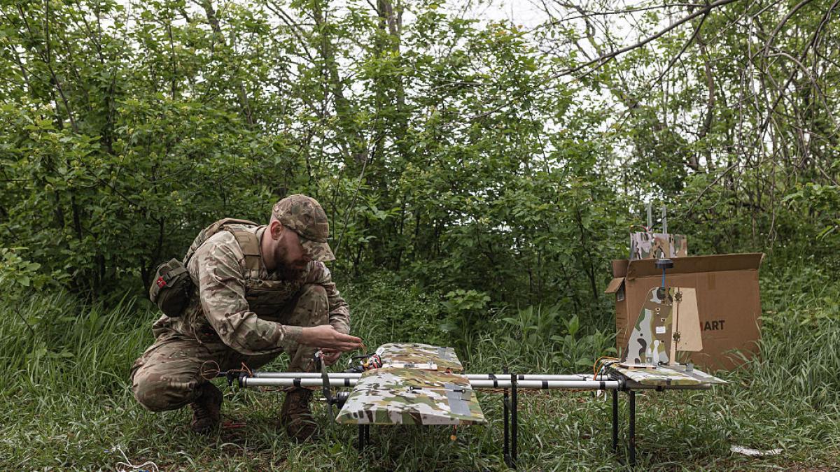 Drones that sleep and wait days for their target: this is the war of patience waged by pilots in Ukraine, where the fastest no longer wins