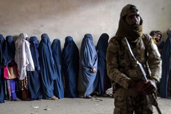 Nasira, 19, leads 450 women weaving carpets in Afghanistan after the Taliban's ban on studying: "The business license is in my name"