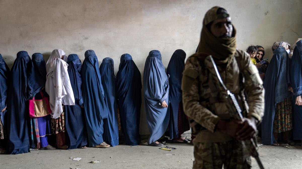 Nasira, 19, leads 450 women weaving carpets in Afghanistan after the Taliban's ban on studying: "The business license is in my name"