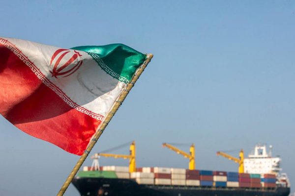 Iran announces the "total" closure of the Strait of Hormuz and threatens to shoot any ship that crosses it