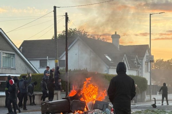 Another night of fury in Belfast: ultras agitate the streets against immigrants