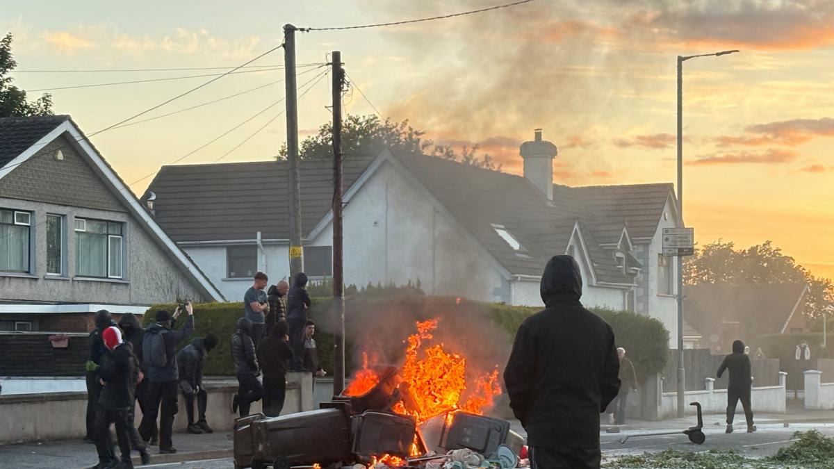Another night of fury in Belfast: ultras agitate the streets against immigrants