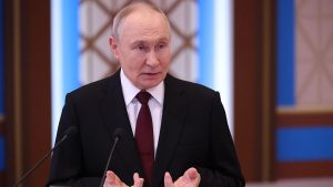 Putin "does not see the point" in a face to face with Zelensky and allows himself to urge him to act "always within the law"