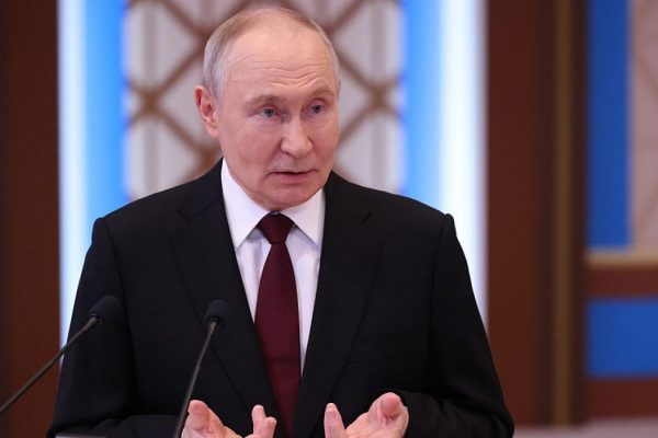 Putin "does not see the point" in a face to face with Zelensky and allows himself to urge him to act "always within the law"