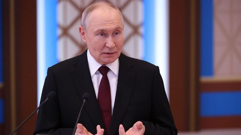Putin "does not see the point" in a face to face with Zelensky and allows himself to urge him to act "always within the law"