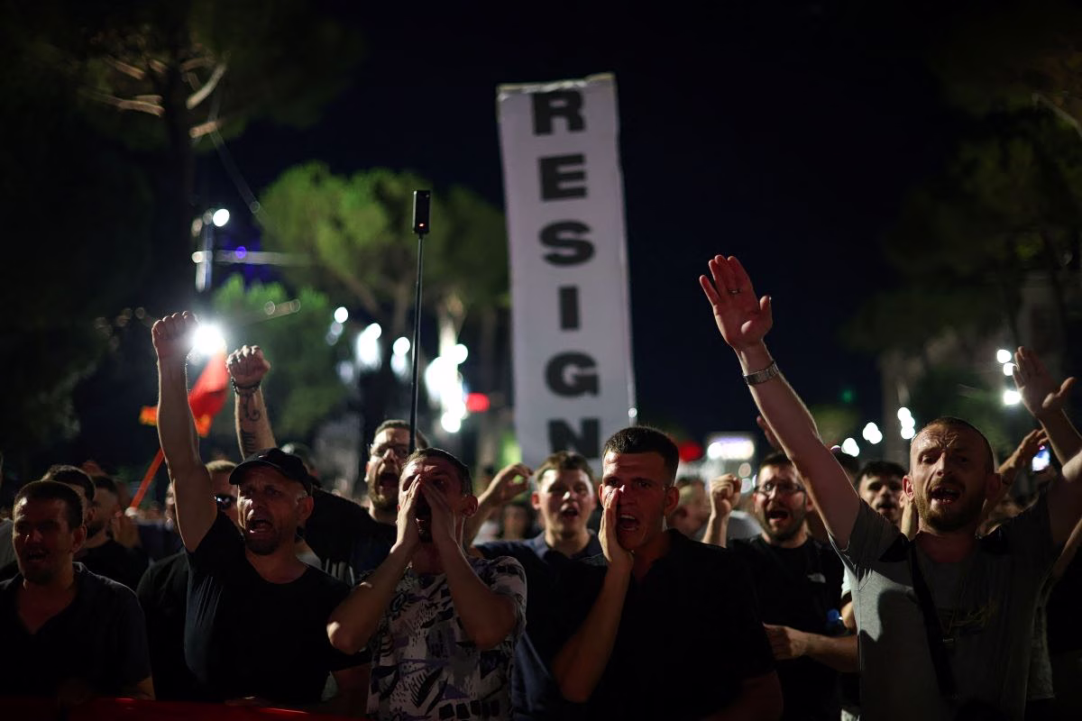 Albania: Protesters threw eggs at MPs - Violent arrests and reactions