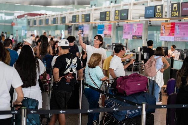 Airports and airlines ask to be able to suspend the EU's digitalized border control in the face of the collapse it generates