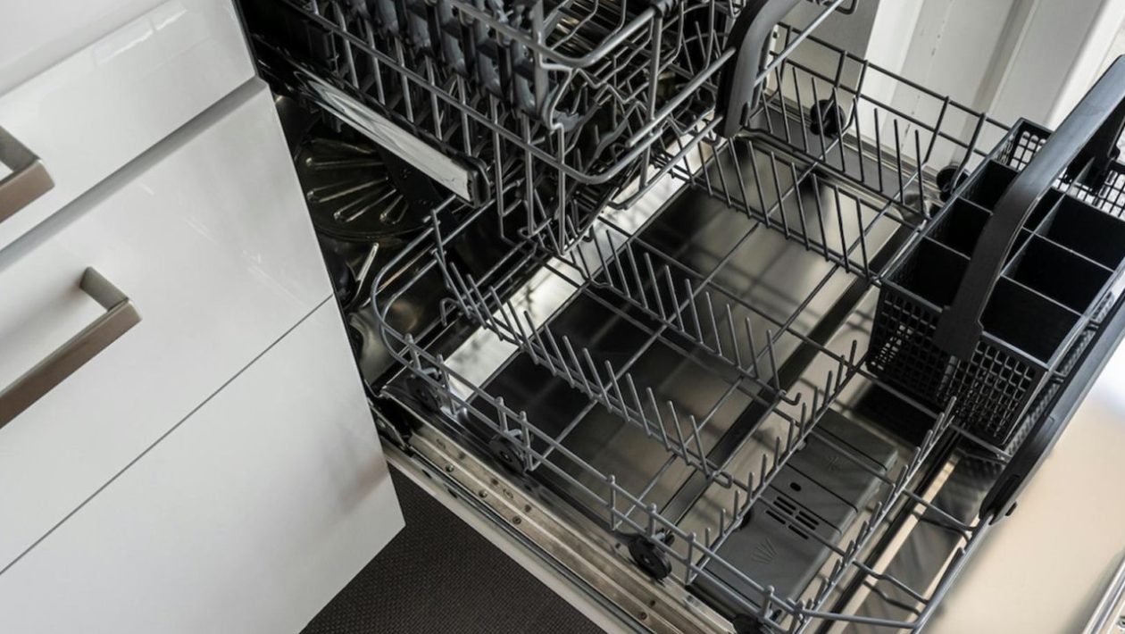 Cleaning at home Dishwasher without deposits and unpleasant smell? Here are the rules for cleaning your dishwasher so that it works flawlessly