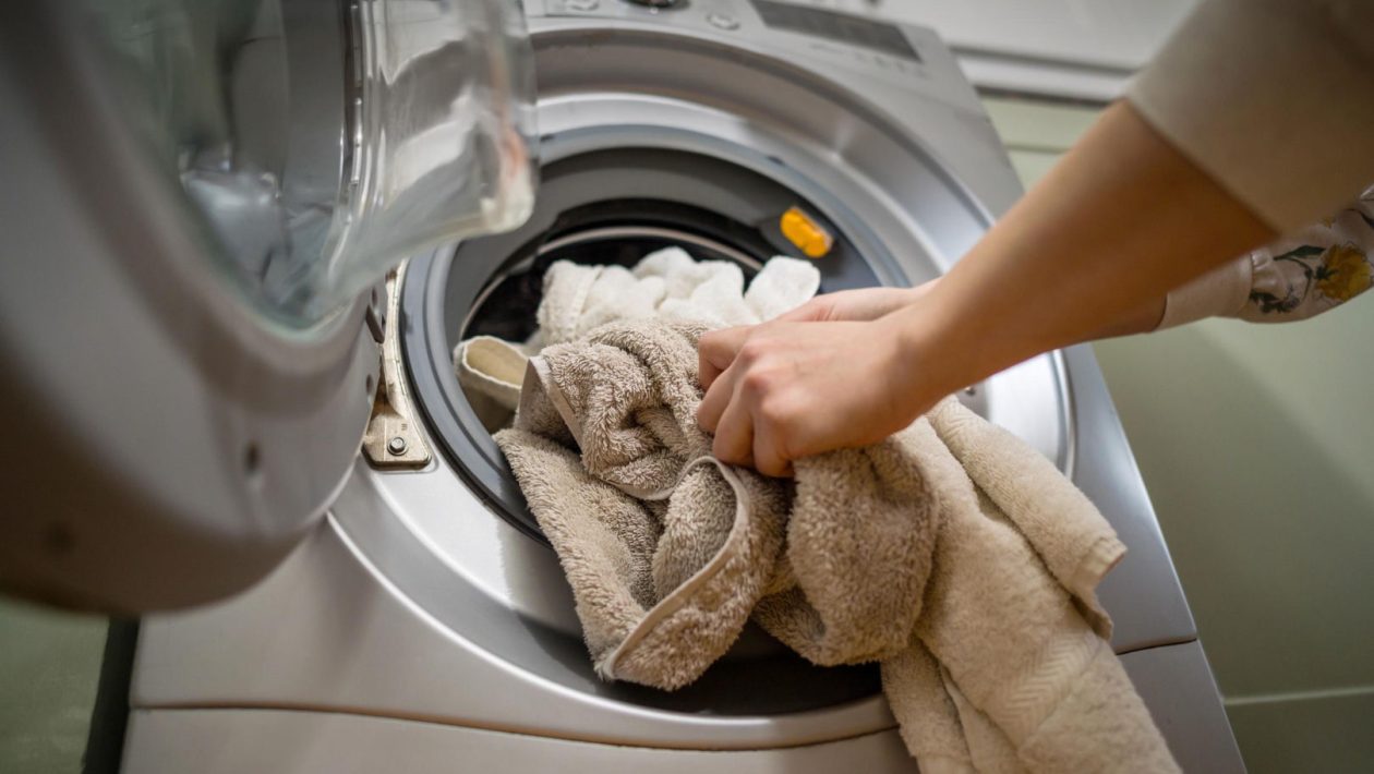 Ways to wash Two tablespoons of this and you can say goodbye to smelly and stiff towels. Turczyna taught me this method of washing towels and I always use it. Washing towels using home methods