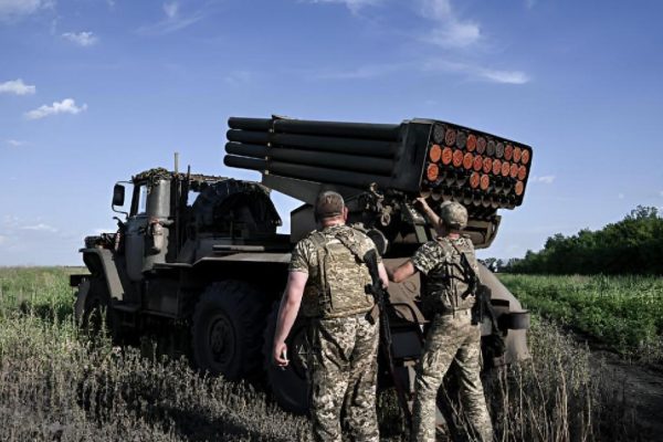 A Spanish technology deployed in Ukraine converts Soviet rockets from the 1960s into weapons of almost millimeter precision in the midst of electronic warfare