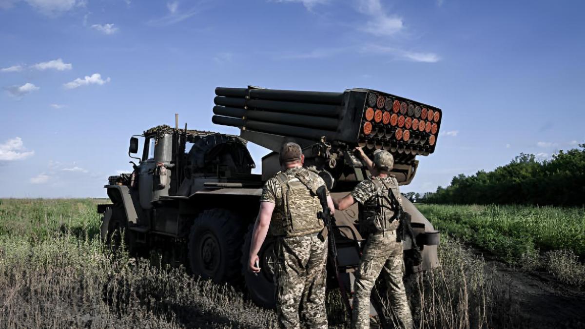 A Spanish technology deployed in Ukraine converts Soviet rockets from the 1960s into weapons of almost millimeter precision in the midst of electronic warfare